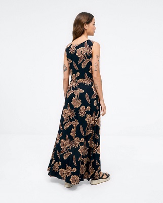 Long Dress With V Neck and Draping On The Chest Black