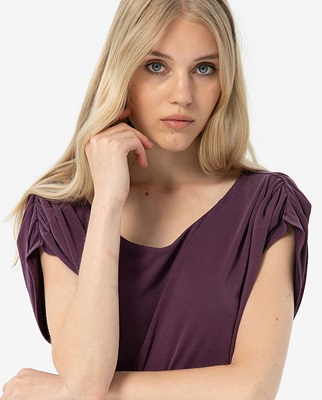 T Shirt With Neckline And Pleat Shoulders Maroon
