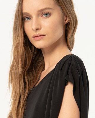 T Shirt With Neckline And Pleat Shoulders Black