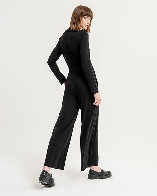 PaV Neck Jumpsuit With Buttons Black