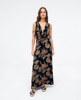 Long Dress With V Neck and Draping On The Chest Black