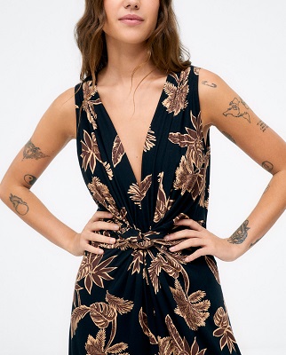 Long Dress With V Neck and Draping On The Chest Black